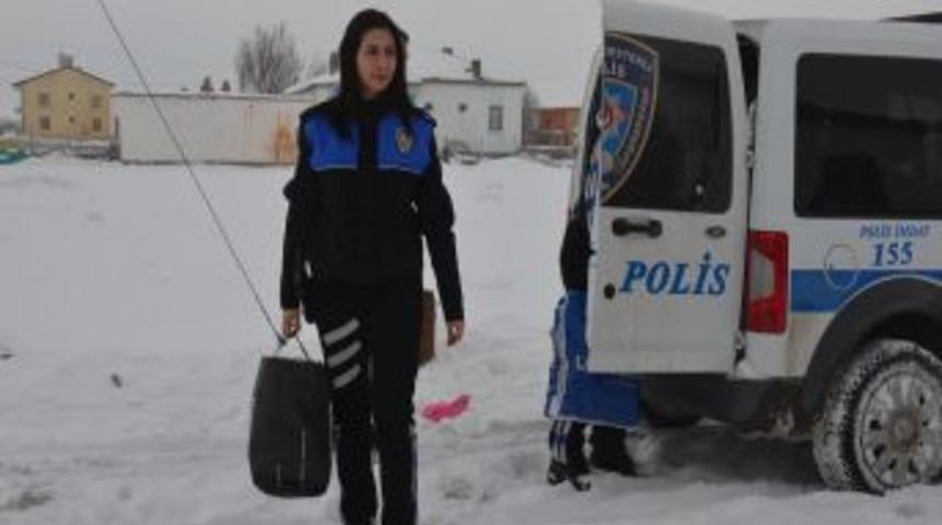 Aksaray Emniyeti'nden Muhta&ccedil;lara Giysi Ve Kırtasiye Yardımı