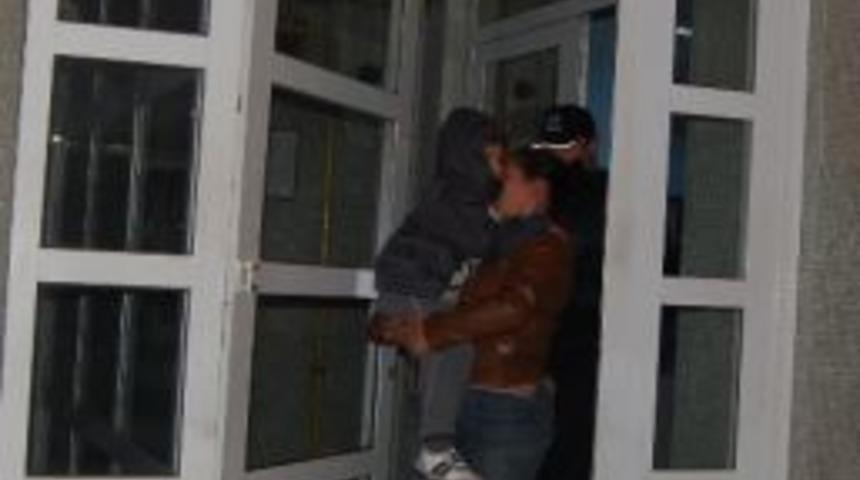 Şiddet G&ouml;rd&uuml;ğ&uuml;n&uuml; İddia Eden Kadın Kocasını Bı&ccedil;akla Yaraladı