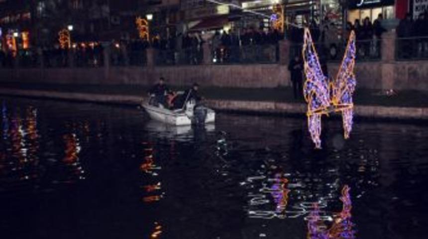 Suda Kaybolan Genci Kurtarmak Isteyen Balık Adamlar Donma Tehlikesi Ge&ccedil;irdi