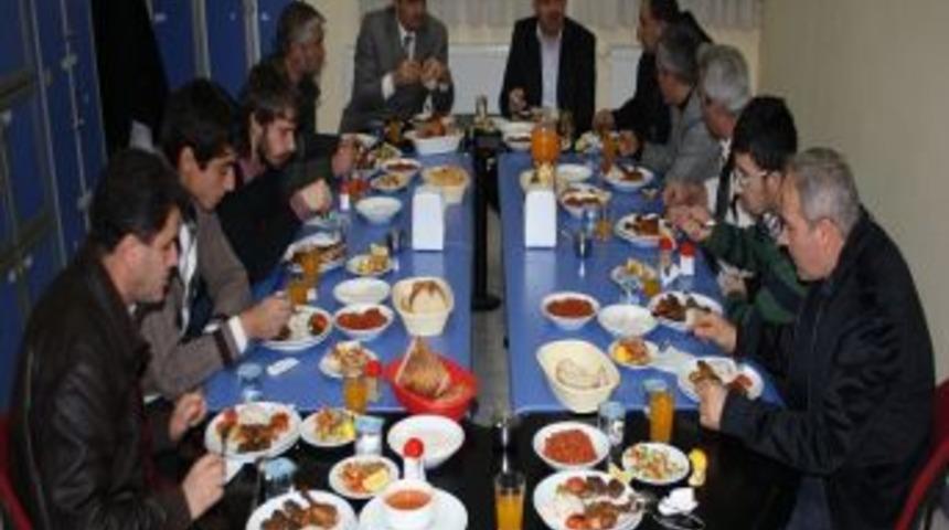 &Ouml;zel G&ouml;n&uuml;l Koleji, Gazetecilere Akşam Yemeği Verdi