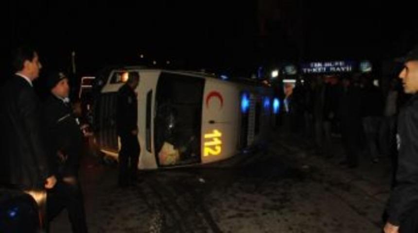 Hasta Taşıyan Ambulans Kamyonetle &Ccedil;arpıştı: 5 Yaralı
