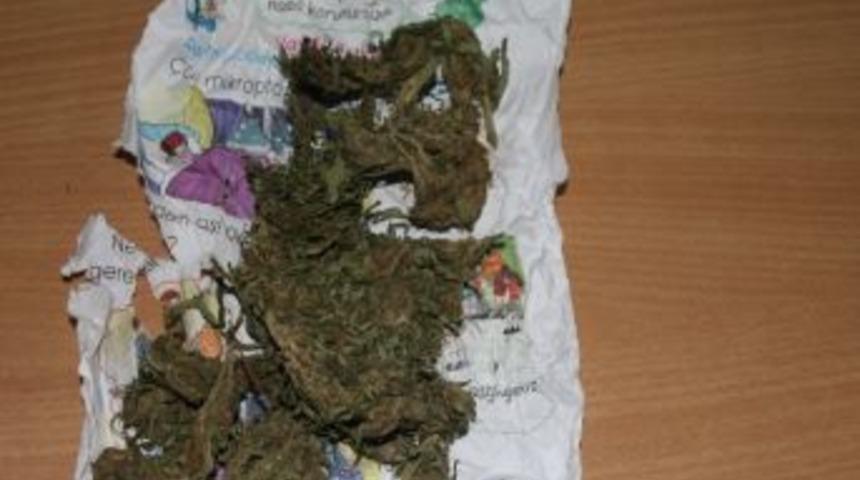 Durdurulan Ara&ccedil; İ&ccedil;erisinden Atılan Kağıt Par&ccedil;asının İ&ccedil;erisinden Esrar &Ccedil;ıktı