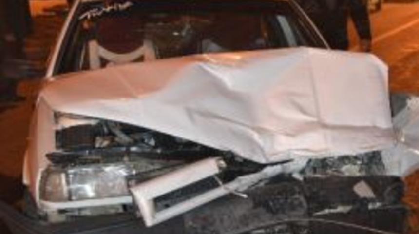 Kırmızı Işıkta Bekleyen Araca &Ccedil;arptı: 3 Yaralı