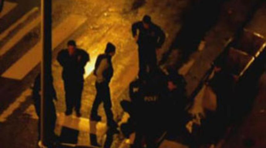 Hırsızlar polislere tekme tokat saldırdı