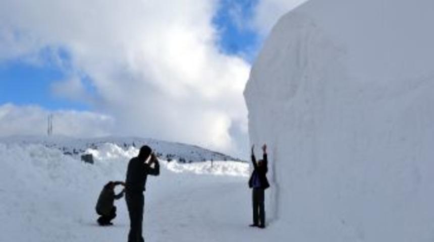 20 Metre Y&uuml;ksekliğindeki Kar K&uuml;rt&uuml;kleri Şaşırtıyor
