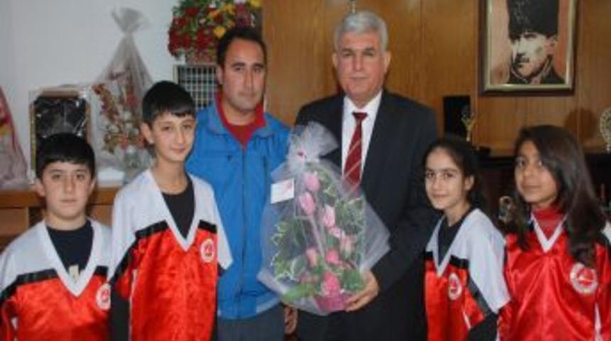 Başarılı Sporculara Başkan &Ouml;ngel'den &Ouml;d&uuml;l
