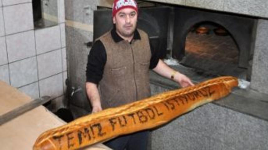 Temiz Futbol İ&ccedil;in 2 Metrelik Ekmek Yaptı