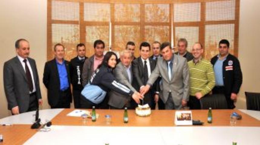 Başkan T&uuml;t&uuml;nc&uuml;, Bem-Bir Sen &Uuml;yeleriyle Pasta Kesti