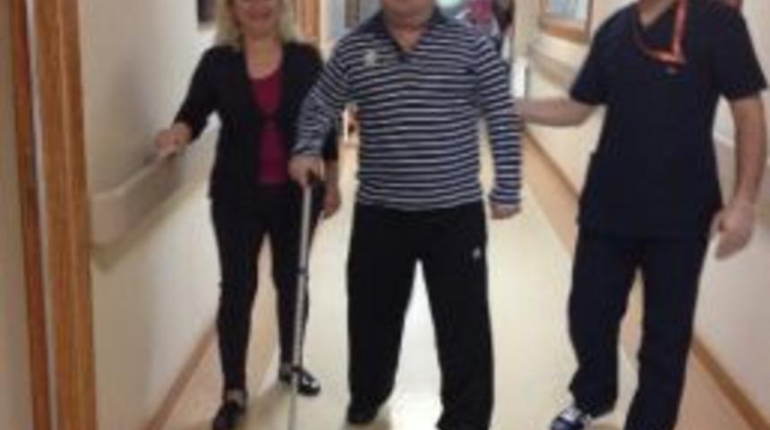 Tekerlekli Sandalye İle Geldiği Hastaneden Y&uuml;r&uuml;yerek &Ccedil;ıktı