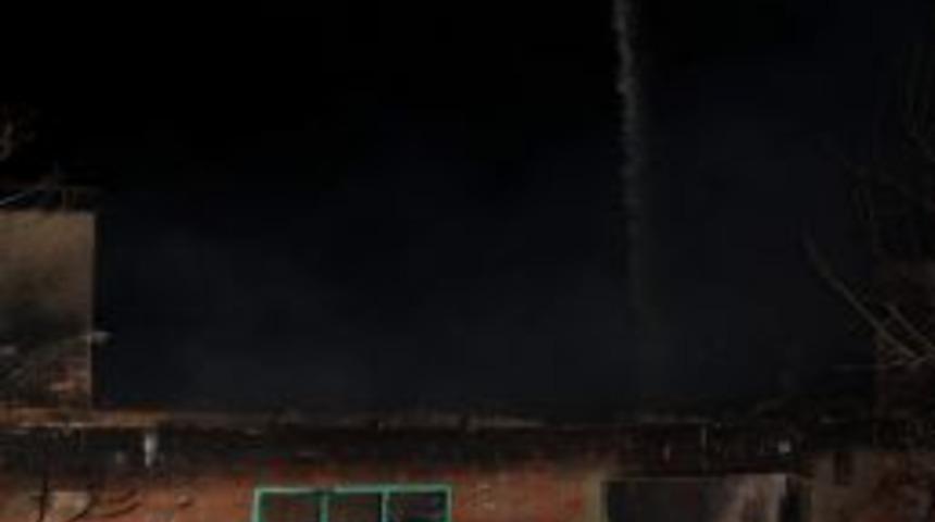 İki Katlı Bina Yangında K&uuml;l Oldu