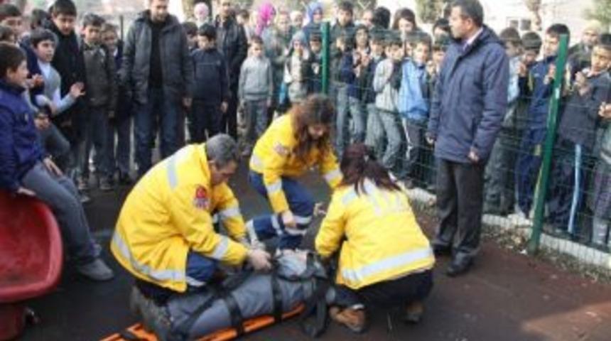 Kaydıraktan D&uuml;ş&uuml;p Belini İnciten &Ouml;ğrenci Acılar İ&ccedil;inde Kıvrandı