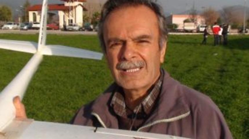 Hem Yama&ccedil; Paraş&uuml;t&uuml; Yapıyor, Hem Model U&ccedil;akla U&ccedil;uyor