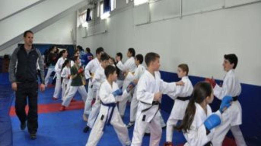 Mili Takımda 6 D&uuml;zceli Karateci