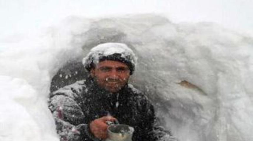 Karda Mahsur Kalan &Ouml;ğretmen, Evden T&uuml;nel Kazarak &Ccedil;ıktı