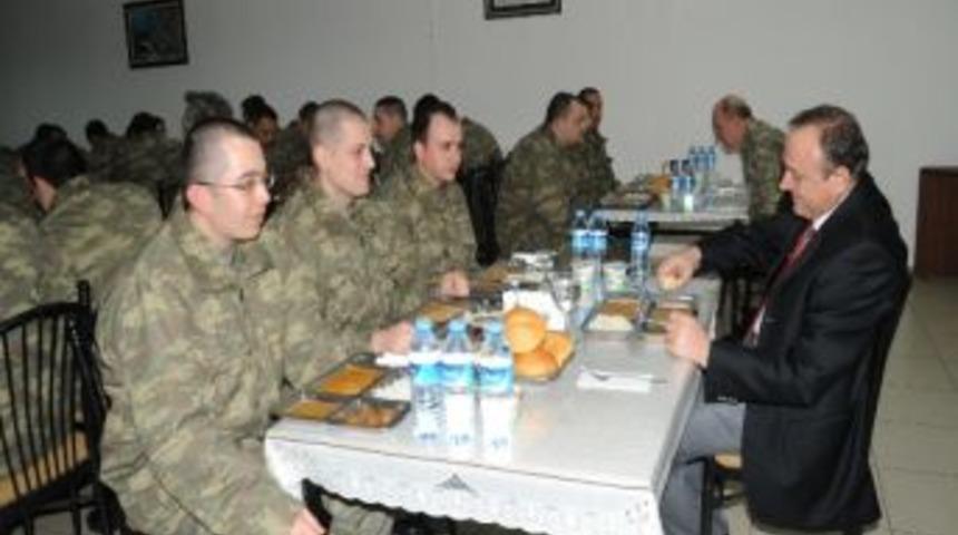 Vali Kızılcık, Kısa D&ouml;nem Erlerle Karavanadan Yemek Yedi