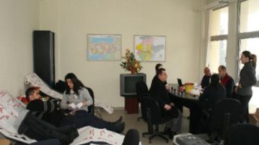 D&uuml;zce Valilik Personelinden Kan Bağışı