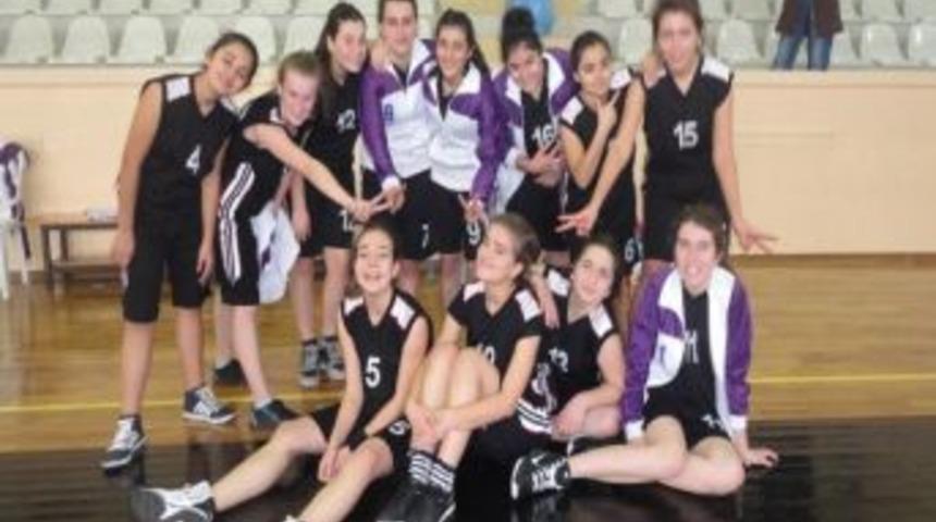 &Ouml;demiş'in Dev Kızları Final Grubuna Y&uuml;kseldi