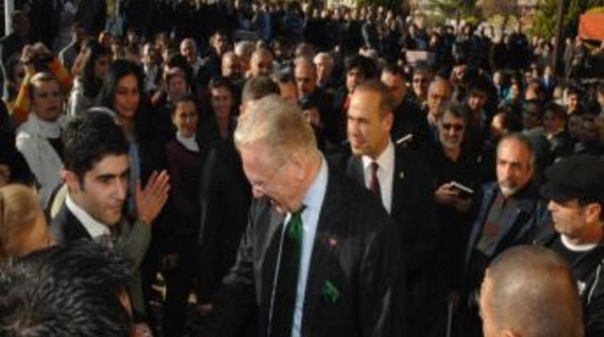 Gazeteci-yazar Uğur D&uuml;ndar, Ceyhan Belediyesi&rsquo;nin D&uuml;zenlediği Etkinlikte Sevenleriyle Buluştu