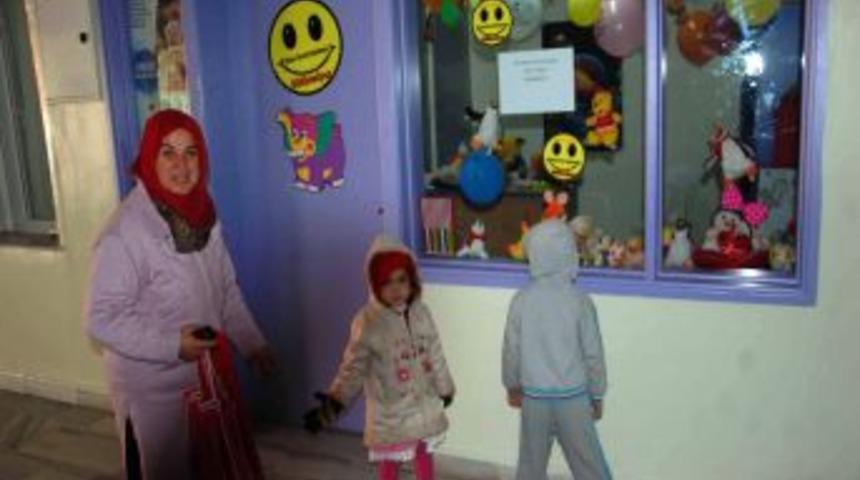 Simav Devlet Hastanesi'nden &Ccedil;ocuklara Moral Terapisi