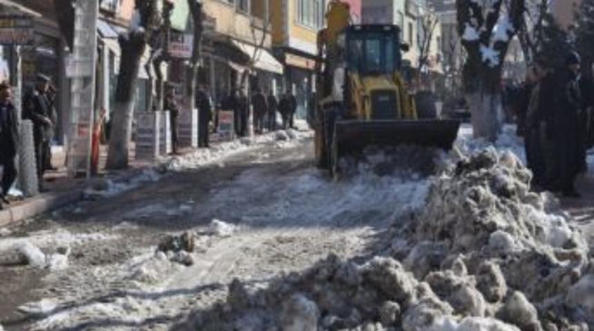 Siirt Belediyesi Kar Temizleme &Ccedil;alışmalarına Devam Ediyor
