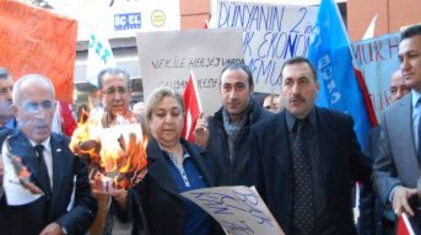 Memurlar Fazla Mesai &Uuml;cretlerinin Kaldırılmasını Bordro Yakarak Protesto Etti
