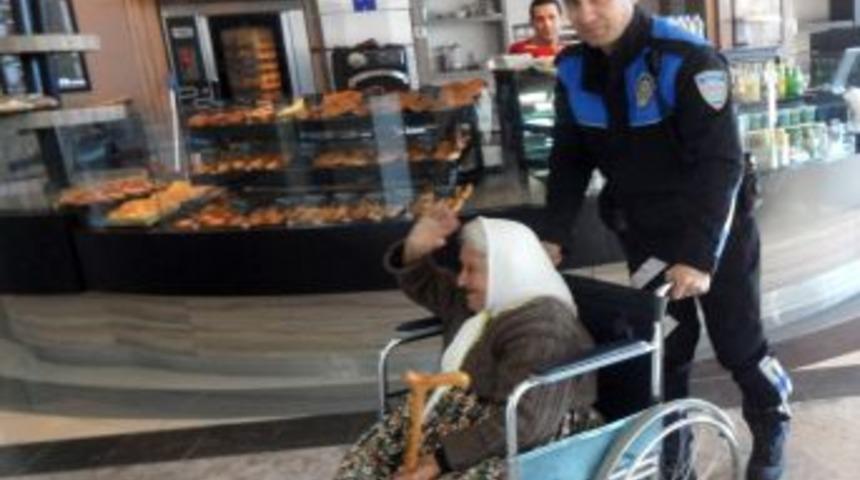 Polis, Huzurevi Sakinleri Ve &Ouml;ğrencileri Sinemaya G&ouml;t&uuml;rd&uuml;