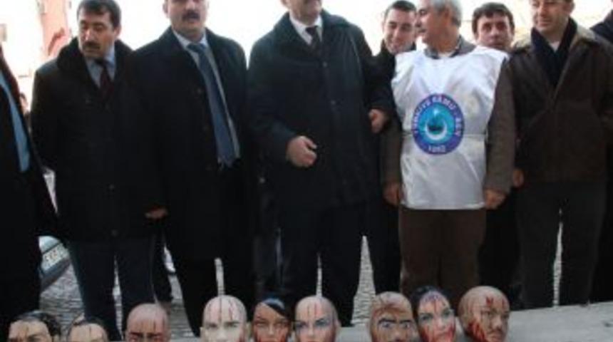 &Ouml;ğretmenlerden Milli Eğitim M&uuml;d&uuml;rl&uuml;ğ&uuml; &Ouml;n&uuml;nde Kanlı Kelle Eylemi