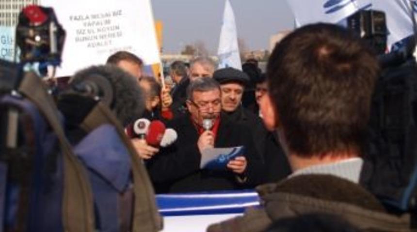Maliye Bakanlığı &Ouml;n&uuml;nde "bordro Yakma" Eylemi