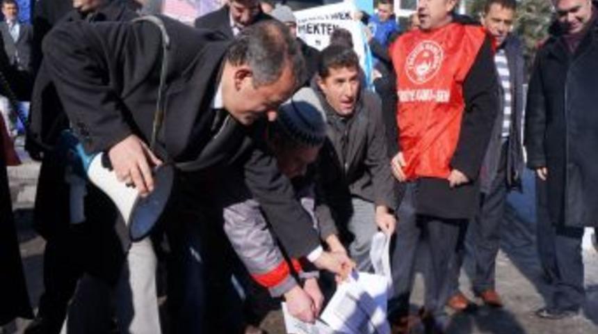 Memurlar Maaş Zammını Bordro Yakarak Protesto Etti