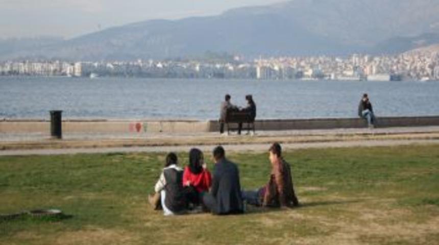 İzmir'de Yazdan Kalma Bir G&uuml;n Yaşanıyor