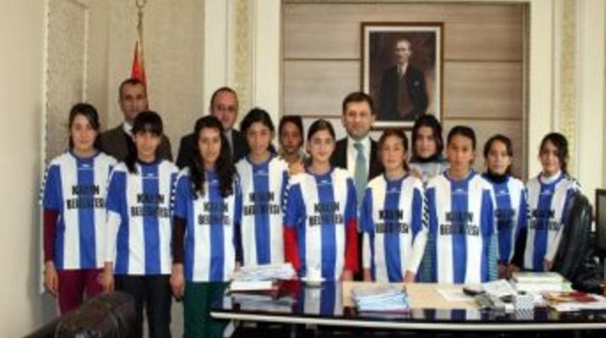 Kız Futbol Takımı Şampiyon Oldu