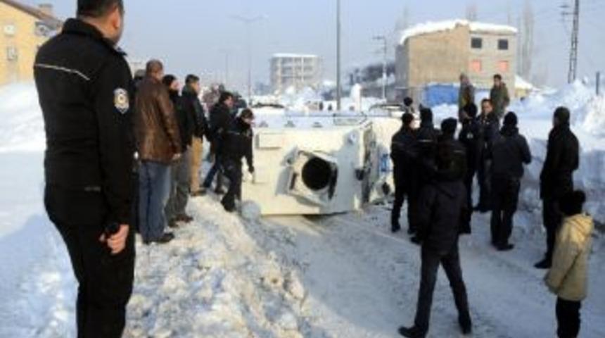 Polise Ait Zırhlı Ara&ccedil; Buzlanan Yolda Takla Attı