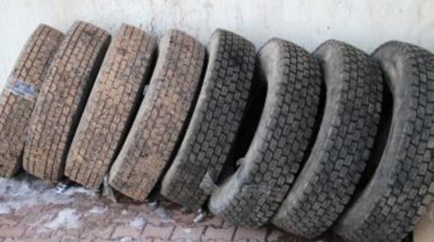 Nusaybin'de G&uuml;mr&uuml;k Ka&ccedil;ağı Sigara, &Ccedil;ay Ve Cep Telefonu Ele Ge&ccedil;irildi