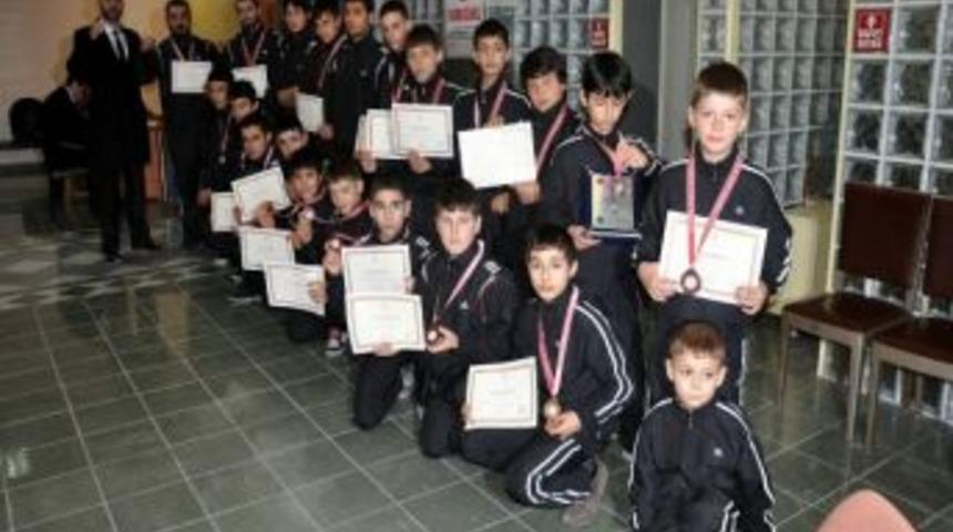 G&ouml;nenli Sporcular 16 Madalya İle D&ouml;nd&uuml;