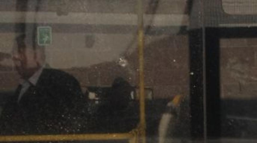 Halk Otob&uuml;s&uuml;ne Mermi Isabet Etti: 1 Yaralı