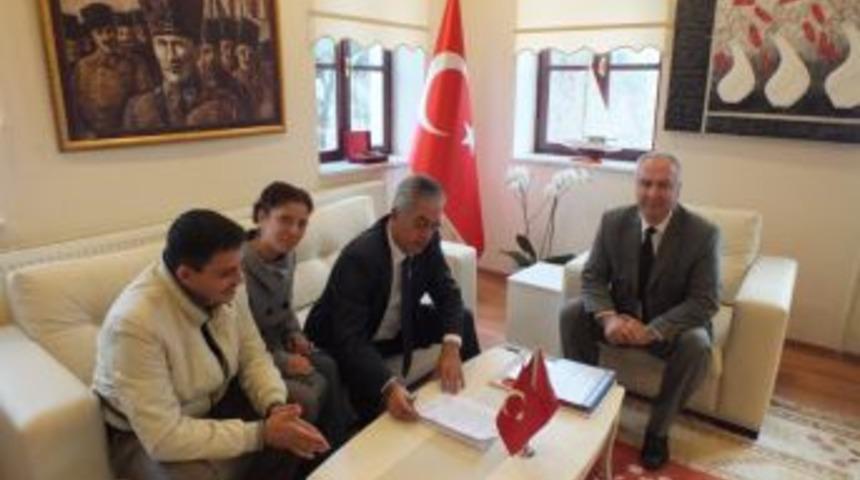 Turizm Firması K&ouml;y Okuluna K&uuml;t&uuml;phane Yapacak