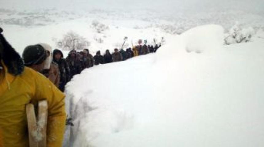 N&ouml;bete Giden Askerler Karda Mahsur Kalınca Imdatlarına Y&ouml;re Halkı Yetişti