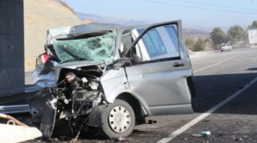 Tosya&rsquo;da Feci Kaza: 2 &Ouml;l&uuml;, 3 Yaralı