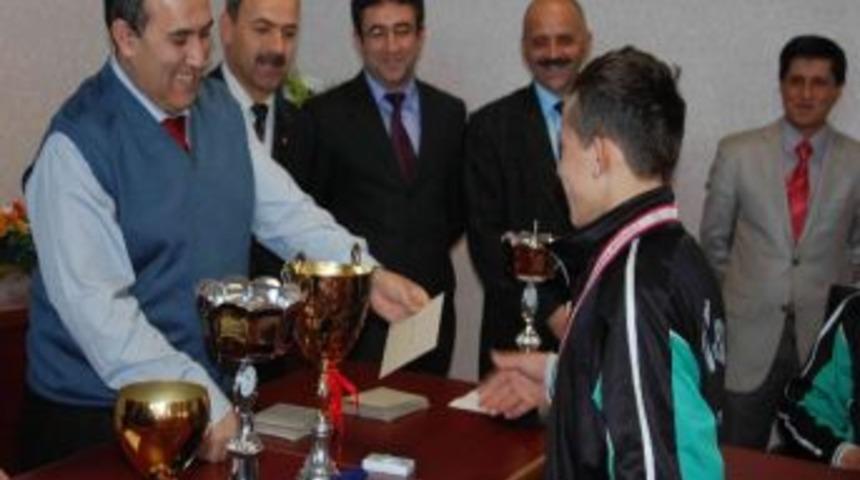 Kaymakamdan Başarılı Sporculara Anlamlı &Ouml;d&uuml;l