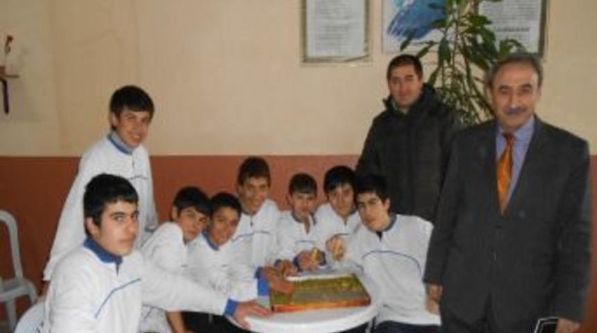 4 Eyl&uuml;l Ortaokulu Futbolda Kula Şampiyonu Oldu