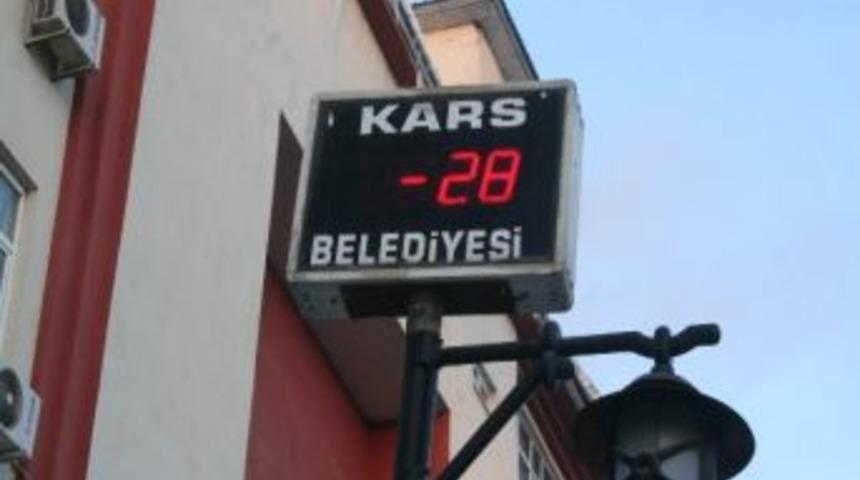 Kars Gece Eksi 33 G&uuml;nd&uuml;z İse Eksi 28 İle Adeta Buz Kesti