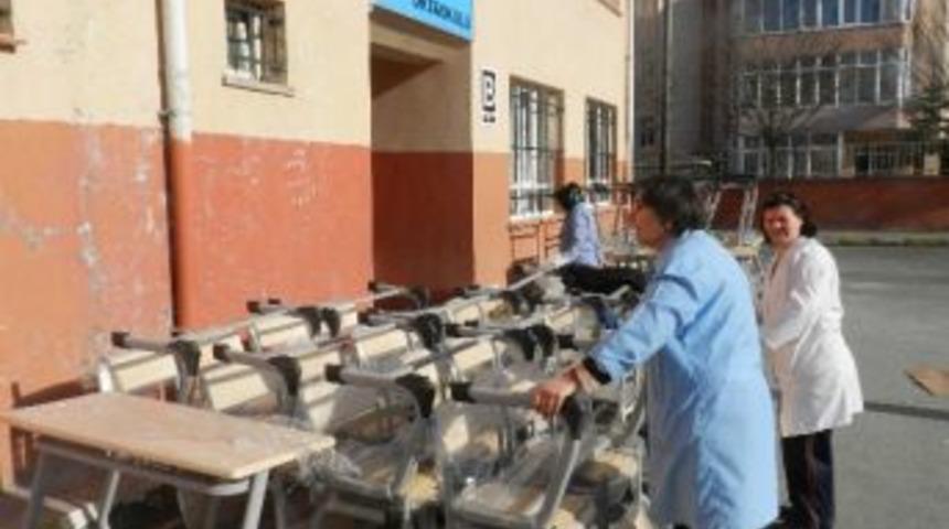 Belediye Okullara Sıra Yardımında Bulundu