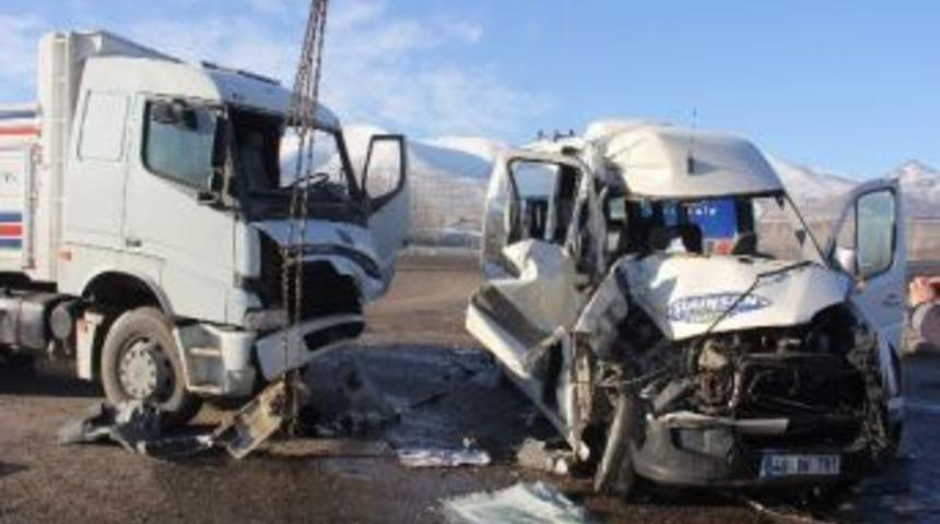 Kırşehir'deki Kazada 2 &Ouml;ğrenci Ara&ccedil;ta Sıkıştı