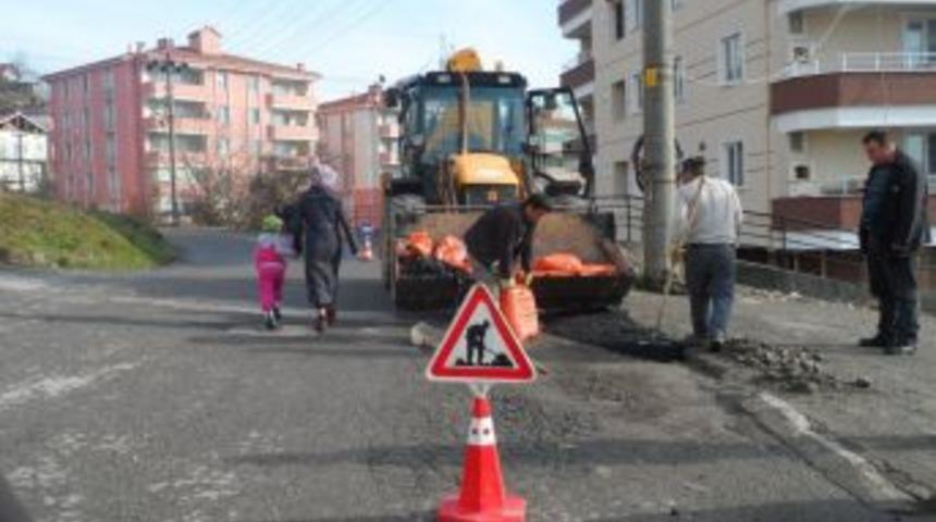 Bozulan yollara yama yapılıyor