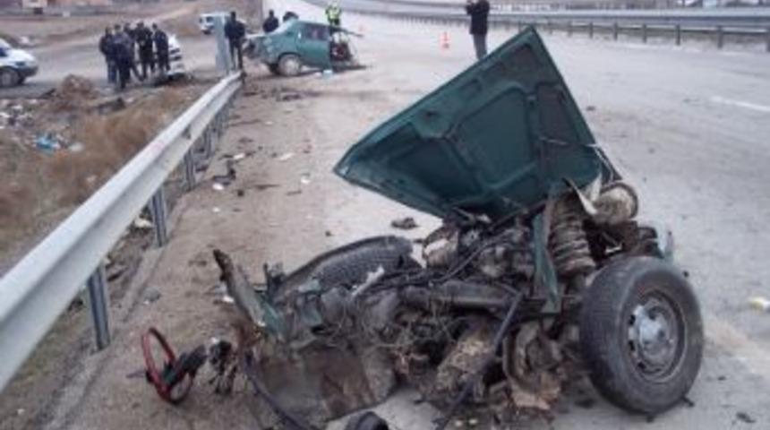 Lpg Y&uuml;kl&uuml; Tır İle Otomobil &Ccedil;arpıştı: 2 Yaralı