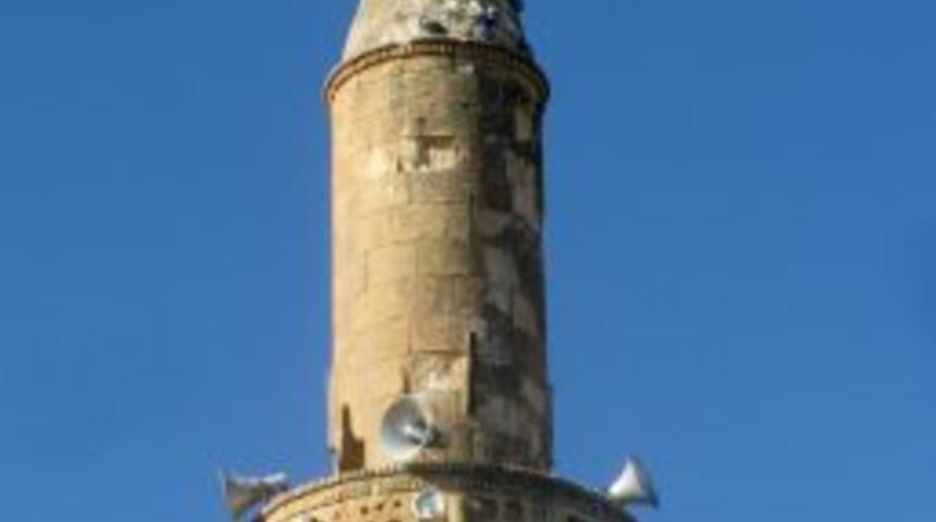 Tarihi Minare &Ccedil;&ouml;kme Tehlikesiyle Karşı Karşıya