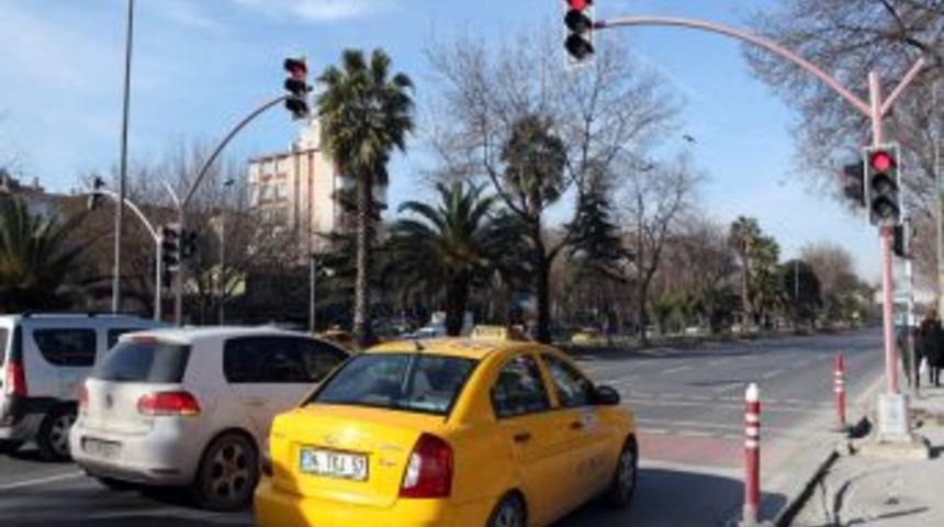 İstanbul'da Trafik Işıklarının Direkleri De Uyaracak