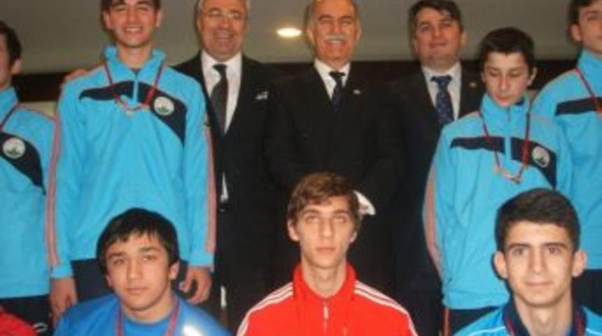 Bursa&rsquo;yı Yurt Dışında Başarıyla Temsil Eden Sporcular &Ouml;d&uuml;llerini Aldı