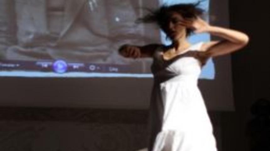 İzmirliler Nazım&rsquo;ın 111&rsquo;inci Yaşını Melike Demirağ Konseriyle Kutladı