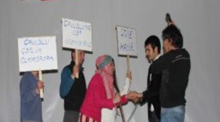 &Ccedil;avuşlu Beldesinin &Ccedil;&ouml;p Tesisi Sorunu Tiyatro Sahnesine Taşındı